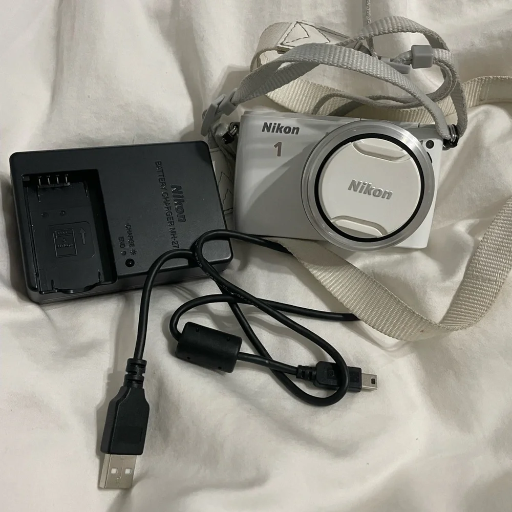 Nikon 1 S1 10.1MP Digital Camera - White (Kit w/ 11-27.5mm Lens) Pre-Owned